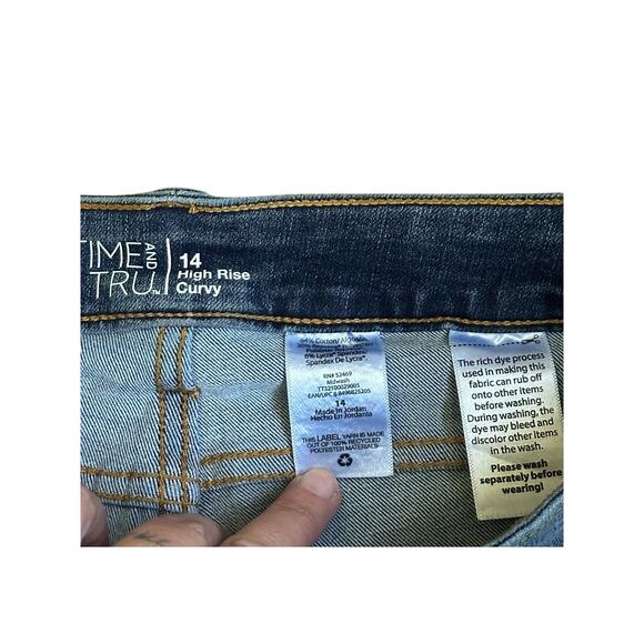 Time and Tru High Rise Curvy Jeans Size 14 - Picture 2 of 3